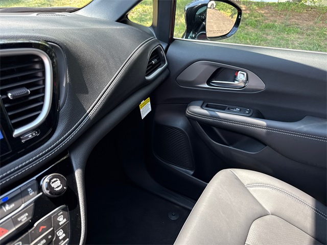 2026 Chrysler Pacifica photo 21
