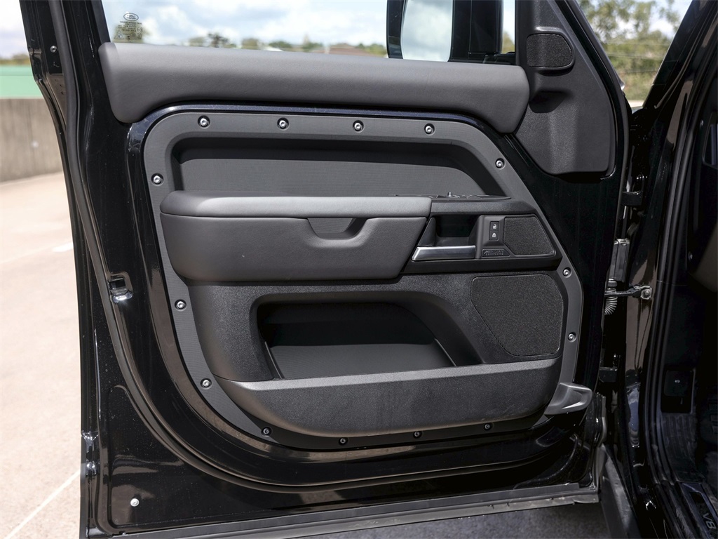 2026 Land Rover Defender 110 V8 photo 28