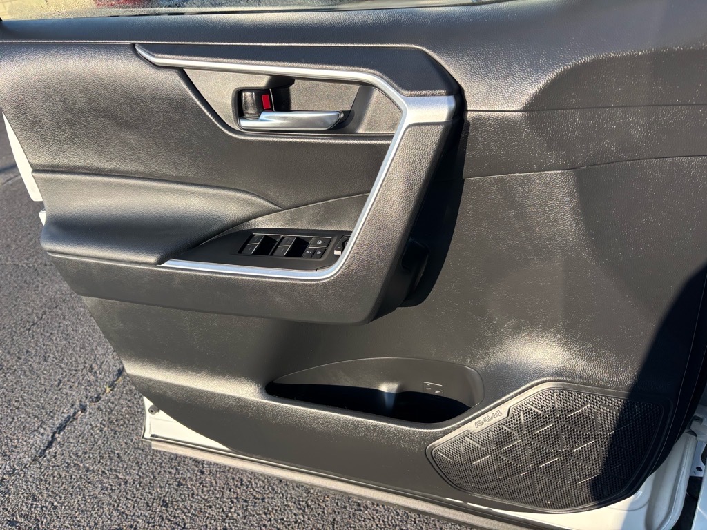 2023 Toyota RAV4 XLE photo 4