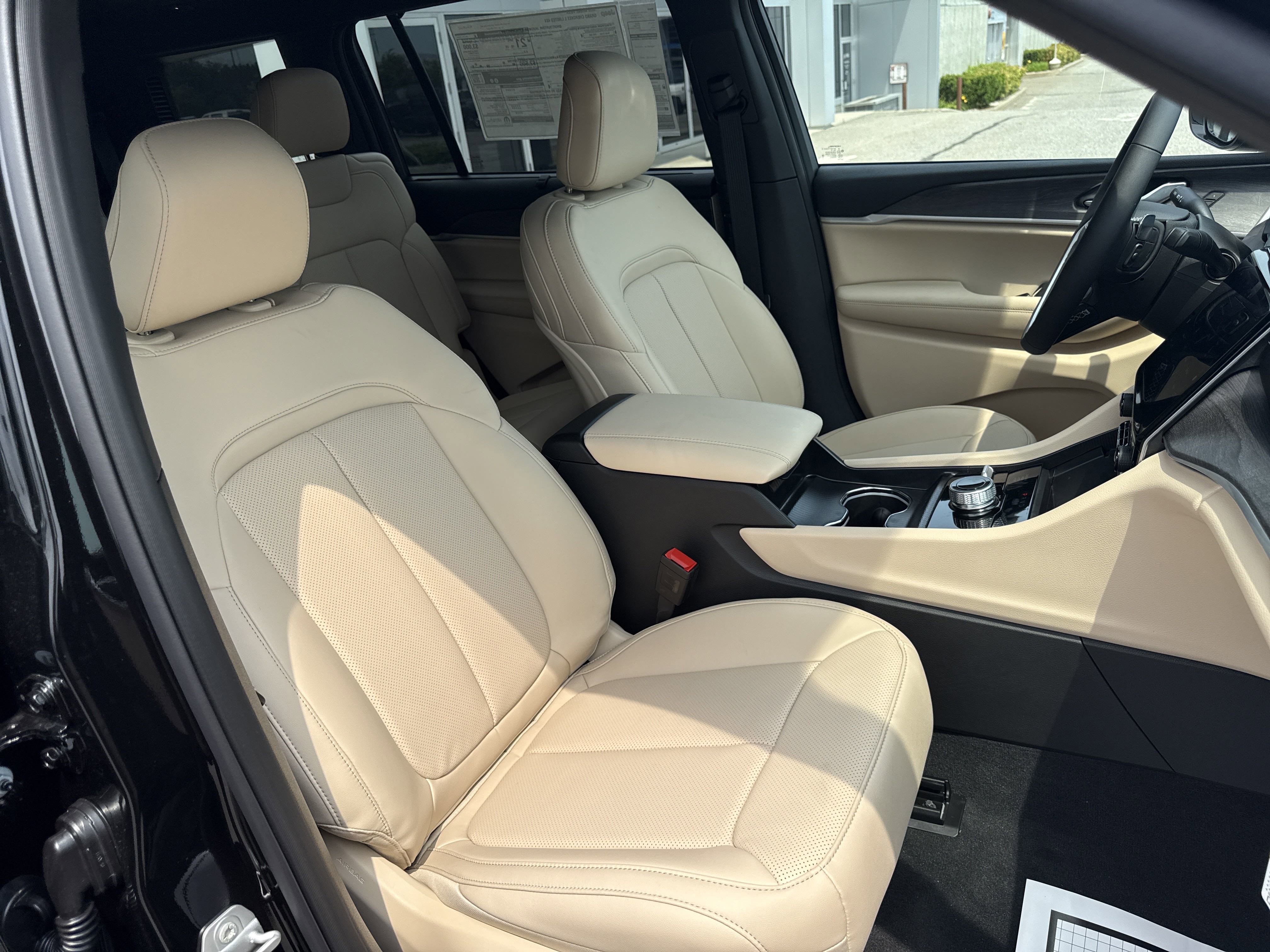 2025 Jeep Grand Cherokee Limited photo 2