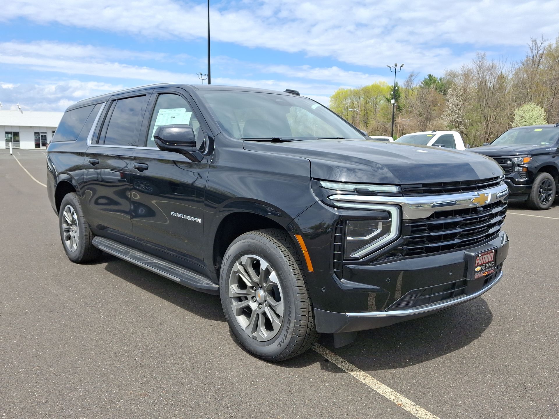 2025 Chevrolet Suburban Premier photo 2