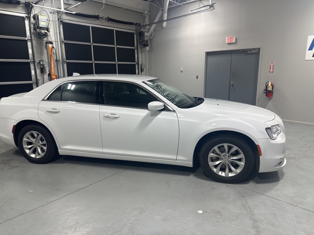 2023 Chrysler 300 Touring photo 10