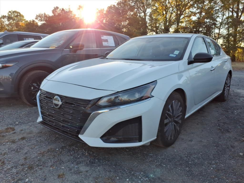 2025 Nissan Altima SV's photo