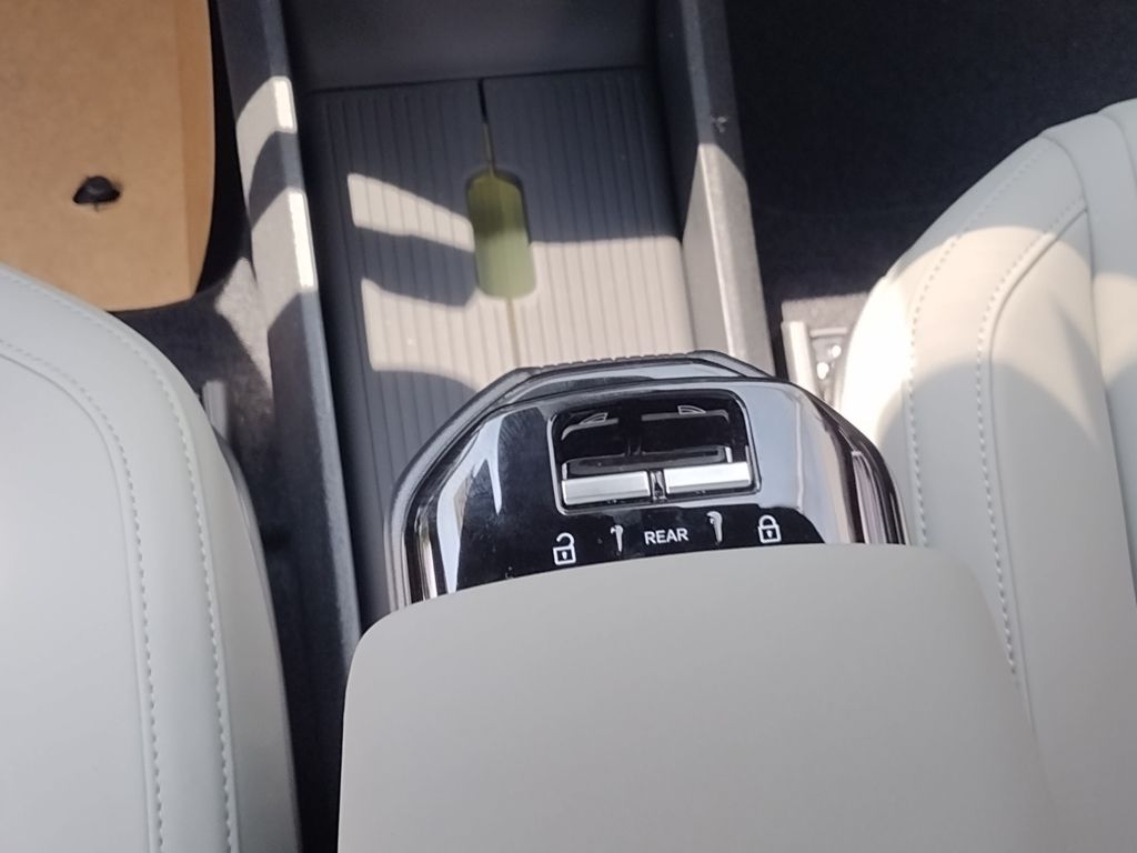 2025 VOLVO EX30 - Image 20