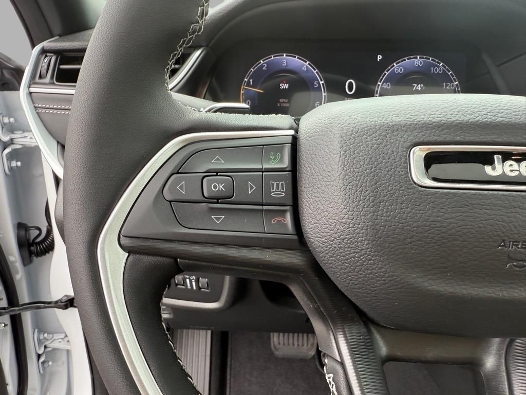 2025 Jeep Grand Cherokee Laredo Altitude photo 9