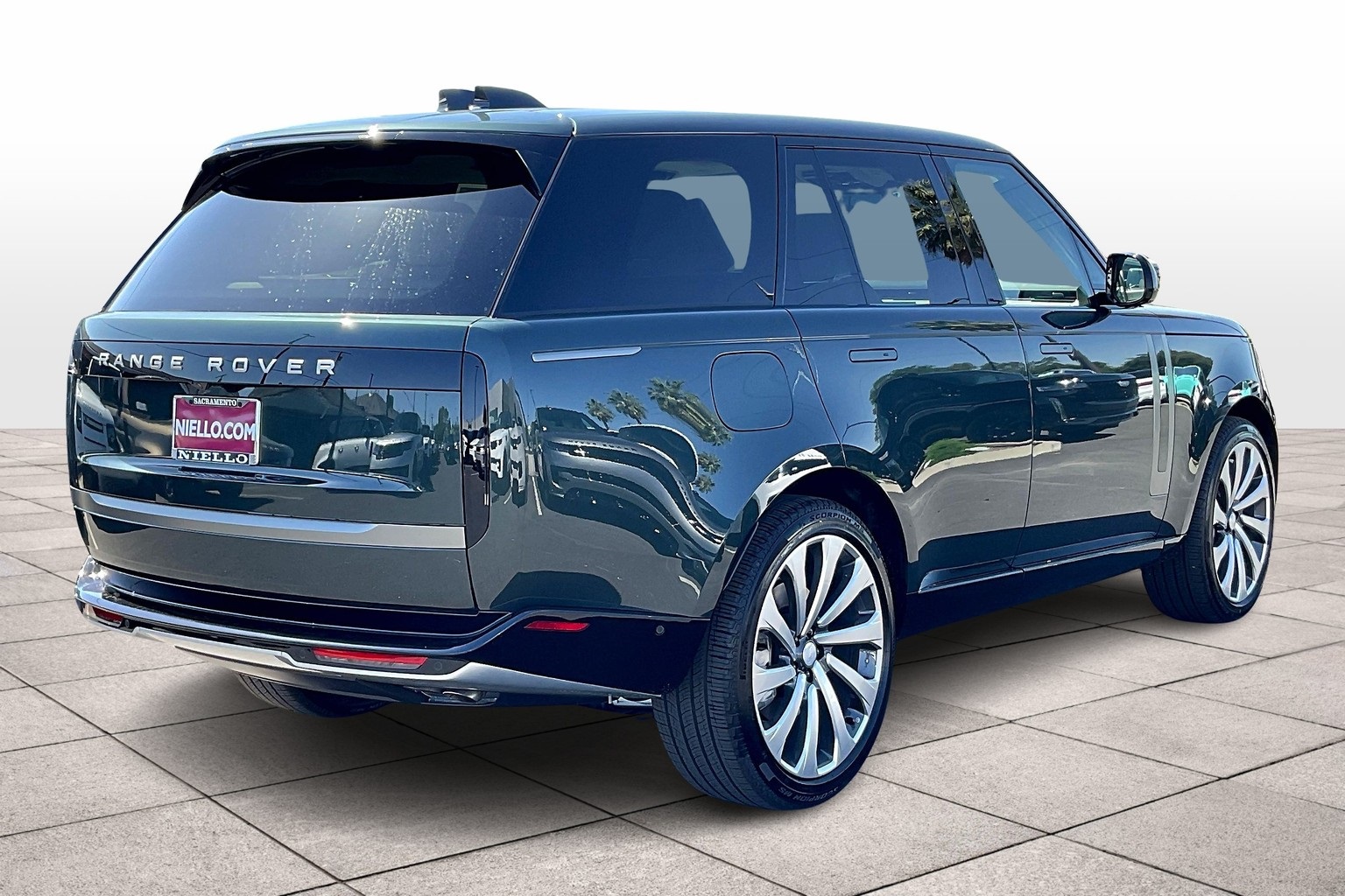 2025 Land Rover Range Rover SE photo 4
