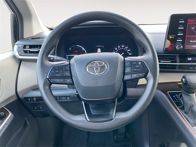 2023 Toyota Sienna LE photo 12