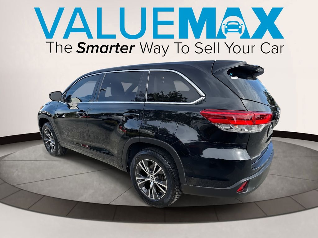 2017 Toyota Highlander LE photo 4
