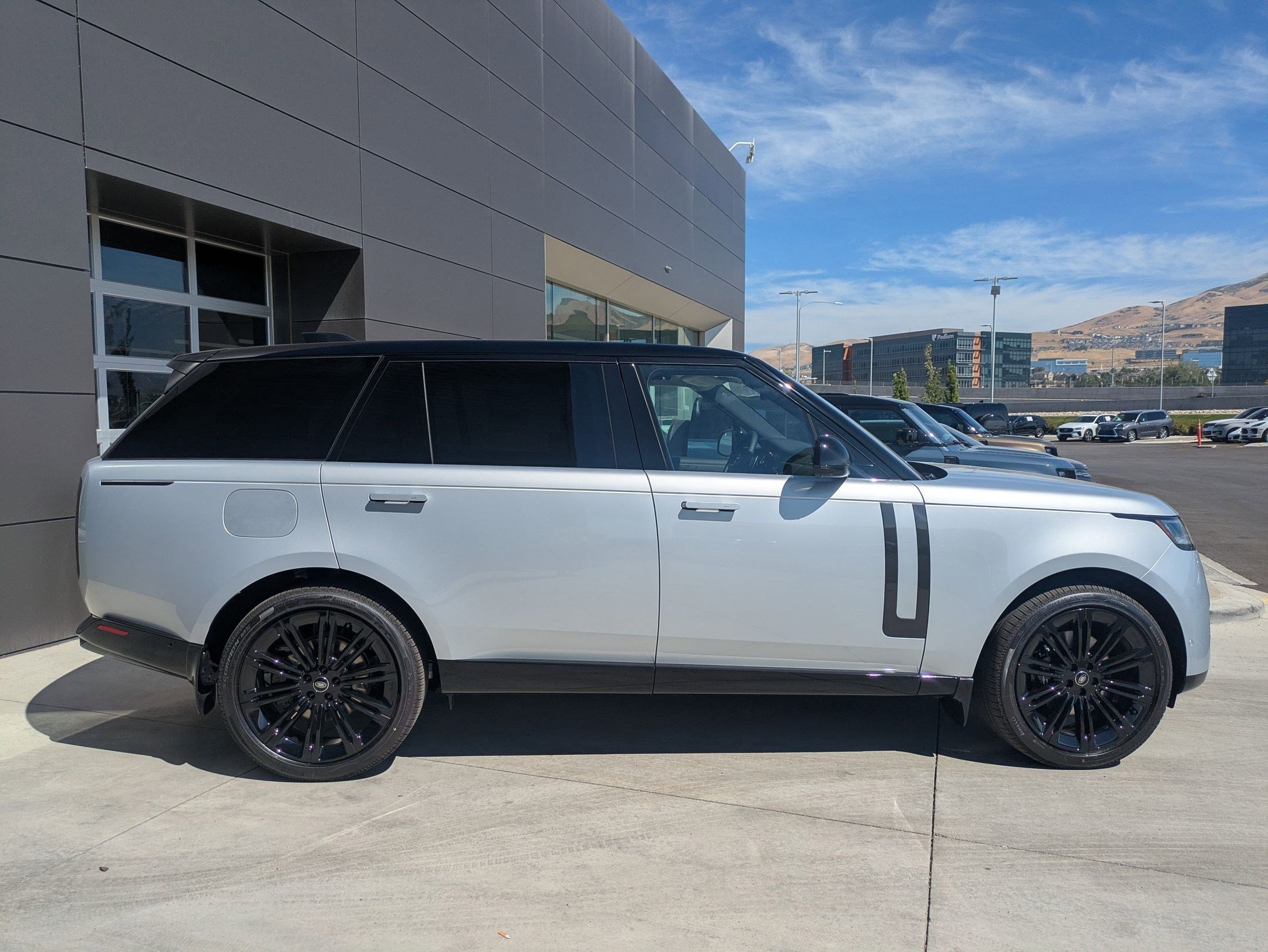 2025 Land Rover Range Rover SE photo 4