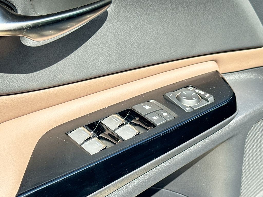 2025 Lexus ES Premium photo 18