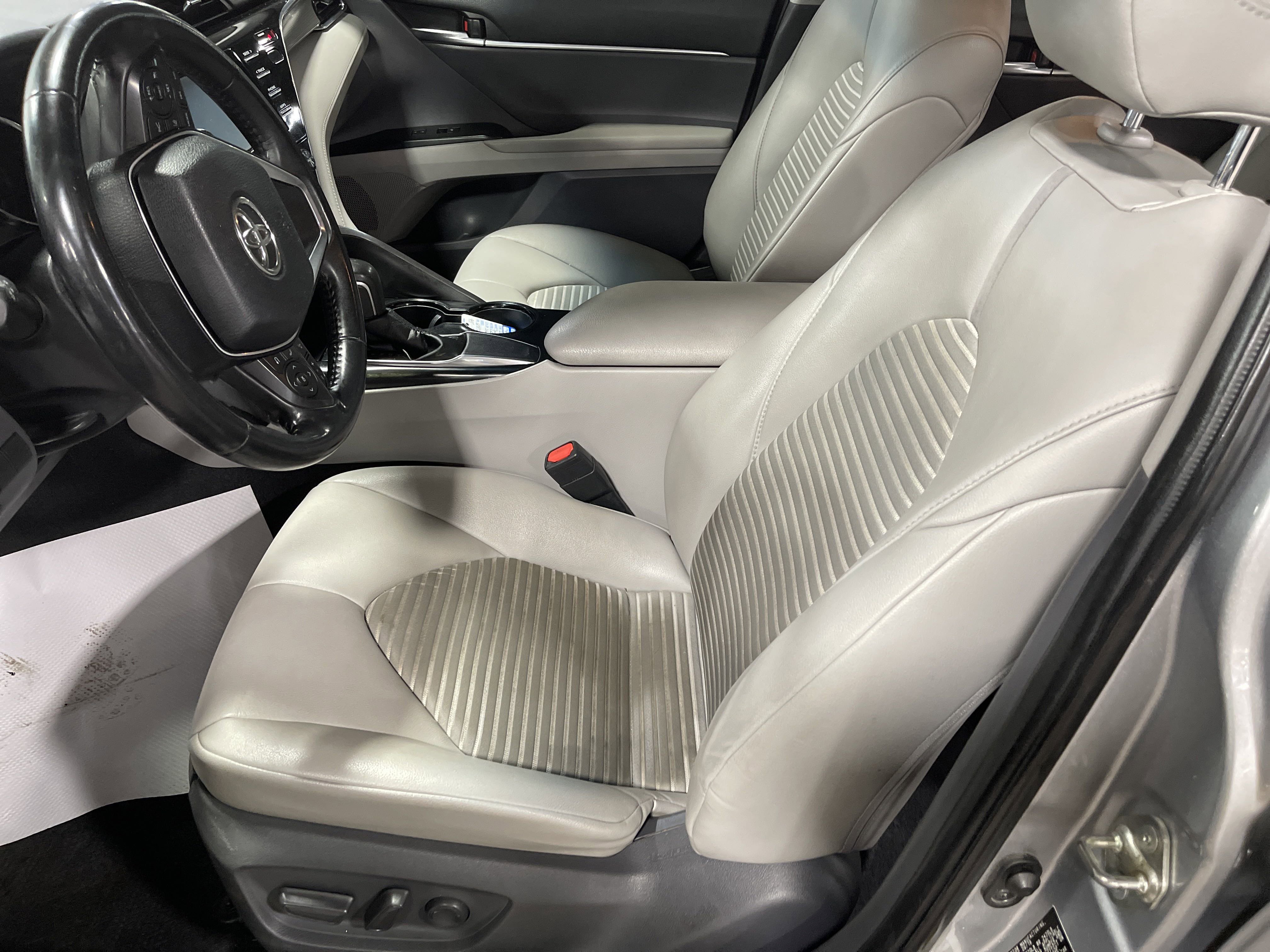 2018 Toyota Camry SE photo 5