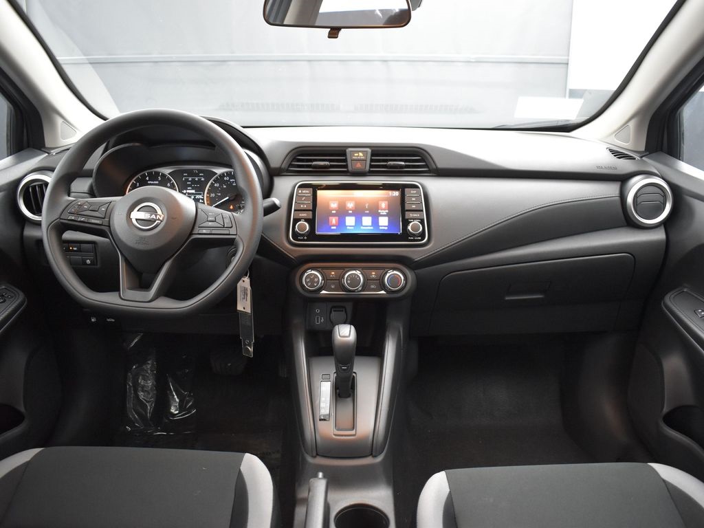 2025 Nissan Versa 1.6 S photo 8