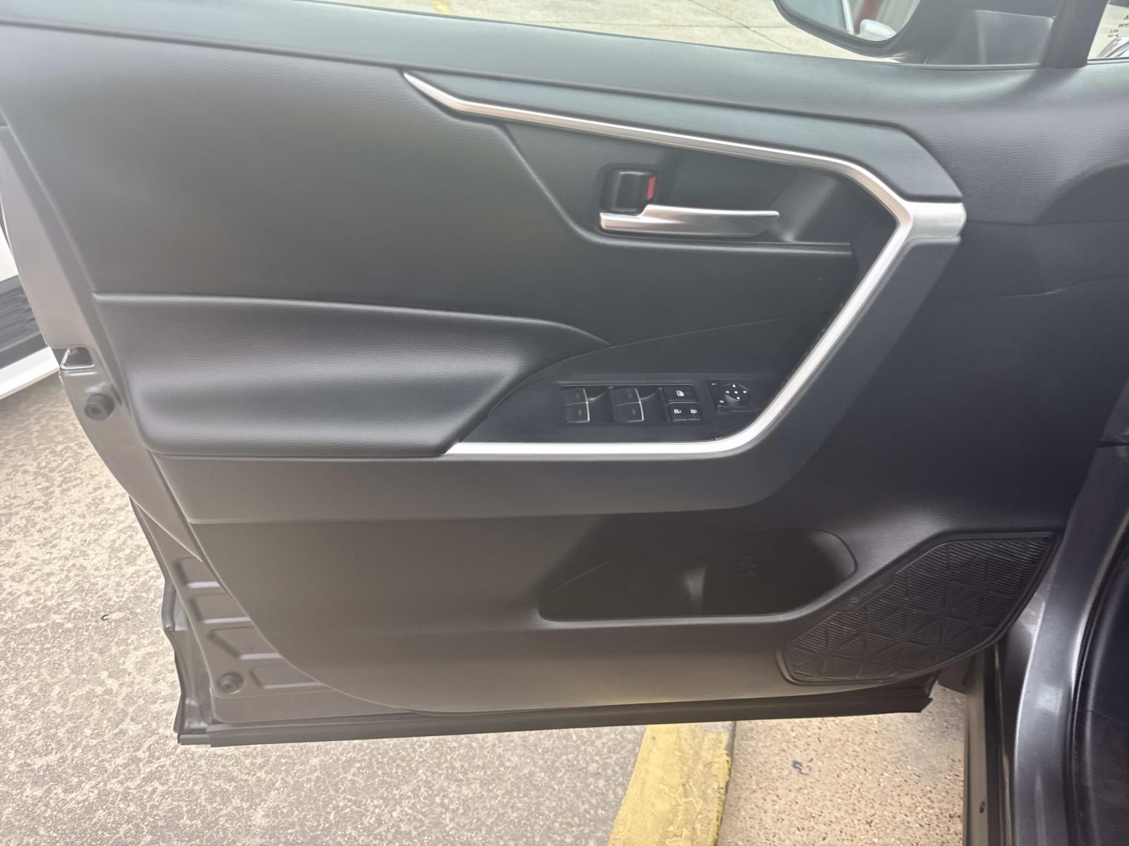 2022 Toyota RAV4 XLE photo 17