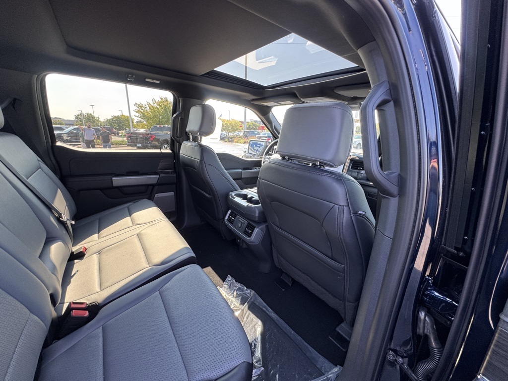 2025 Ford F-150 Lightning Lariat photo 14
