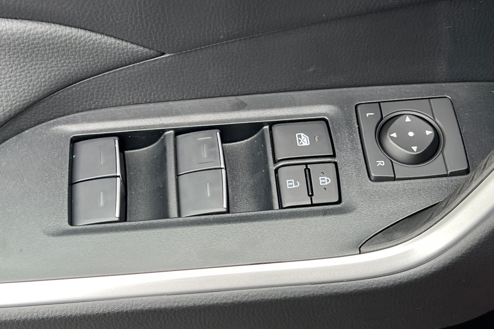 2025 Toyota RAV4 XLE Premium photo 14