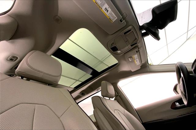 2017 Chrysler Pacifica Limited photo 24