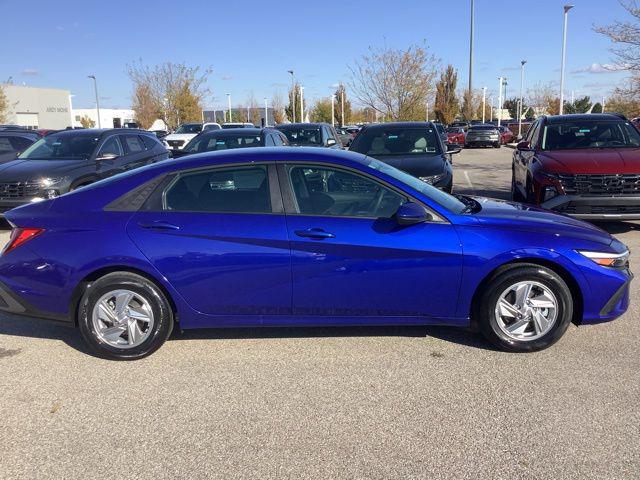 2026 Hyundai Elantra SE photo 2