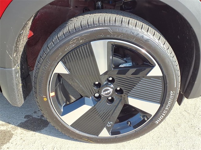 2026 Nissan Kicks SR photo 2