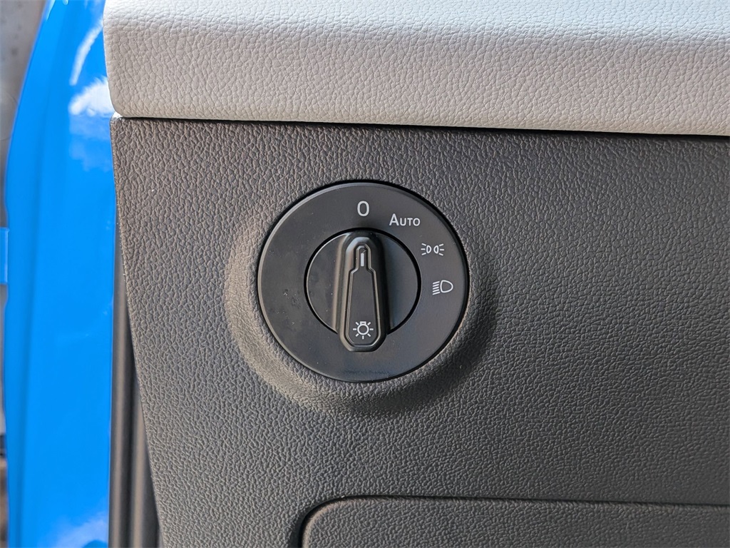 2023 Volkswagen Taos SE photo 13