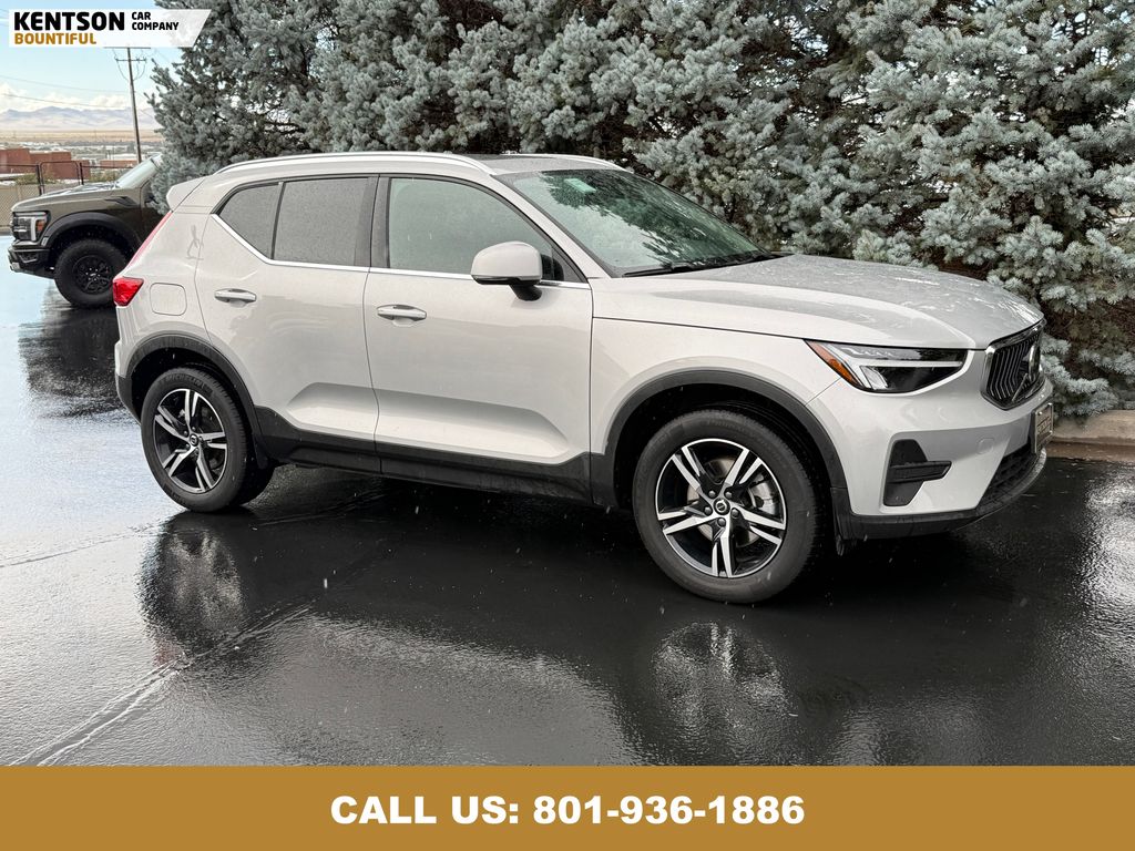 2025 Volvo XC40 Core photo 3