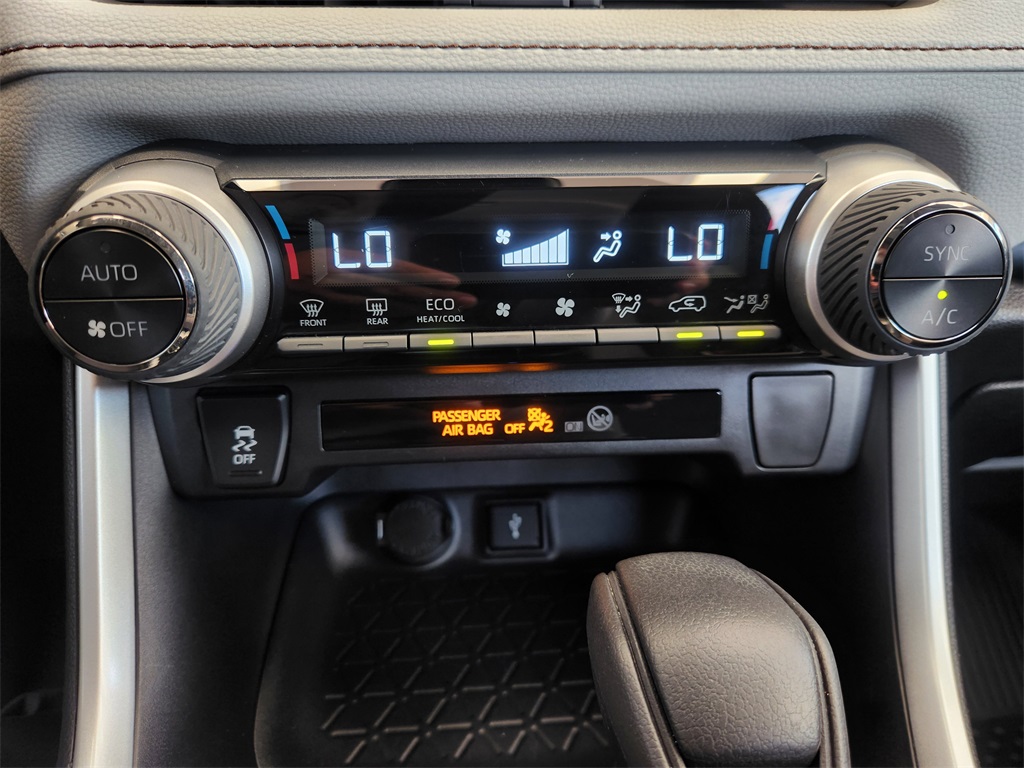 2021 Toyota RAV4 Hybrid XLE photo 12