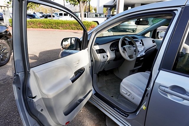 Used 2014 Silver Toyota LE image 33