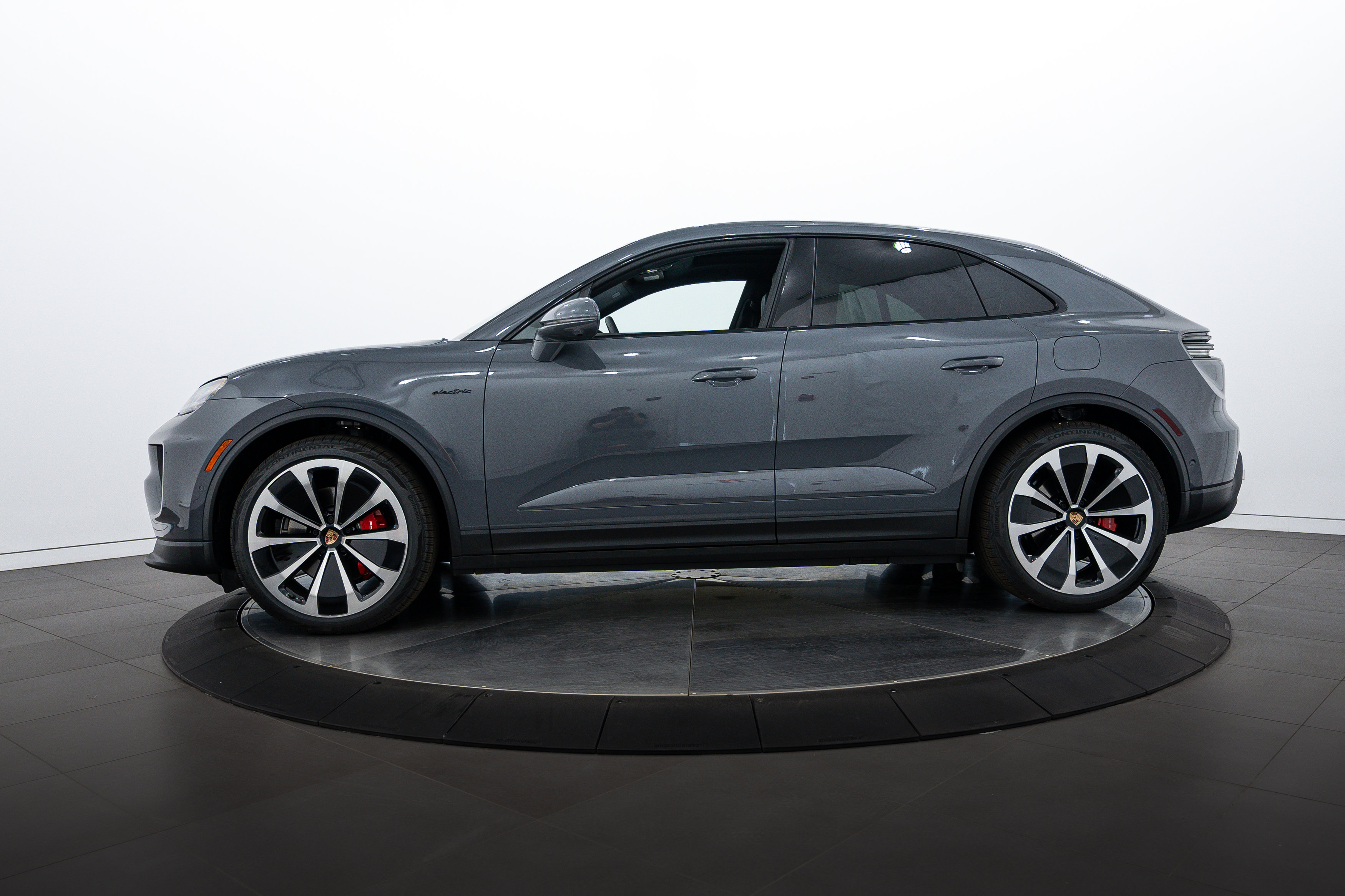 2025 Porsche Macan Electric photo 2