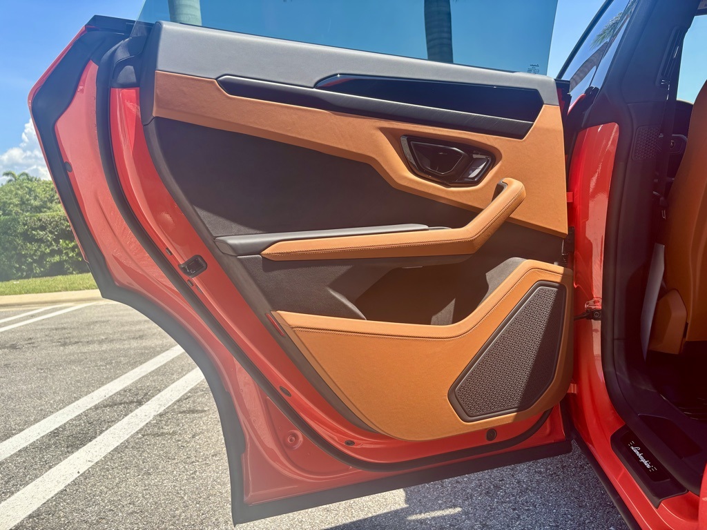 2025 Lamborghini Urus SE photo 15