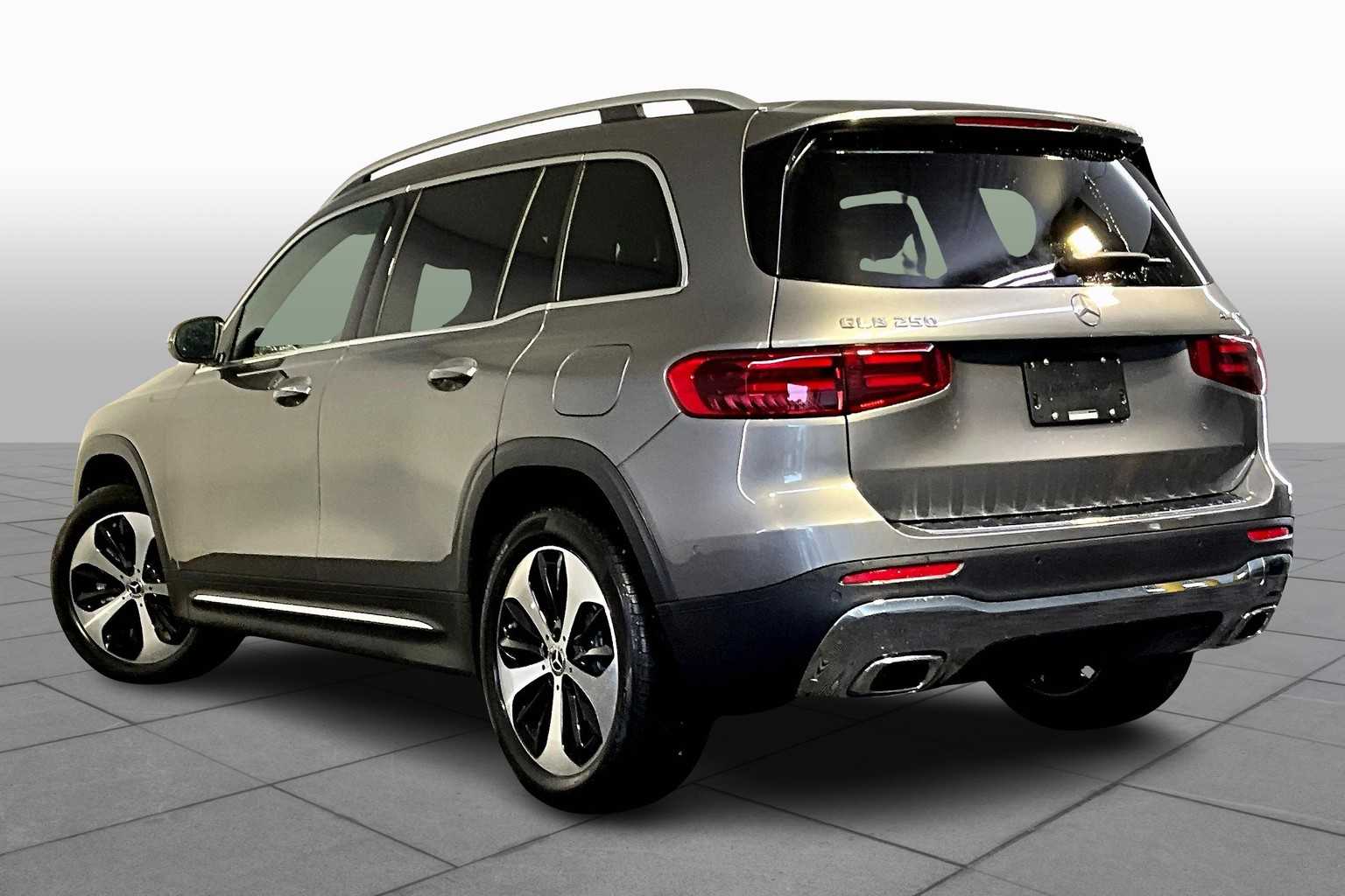 2026 Mercedes Benz GLB 250 4MATIC photo 3