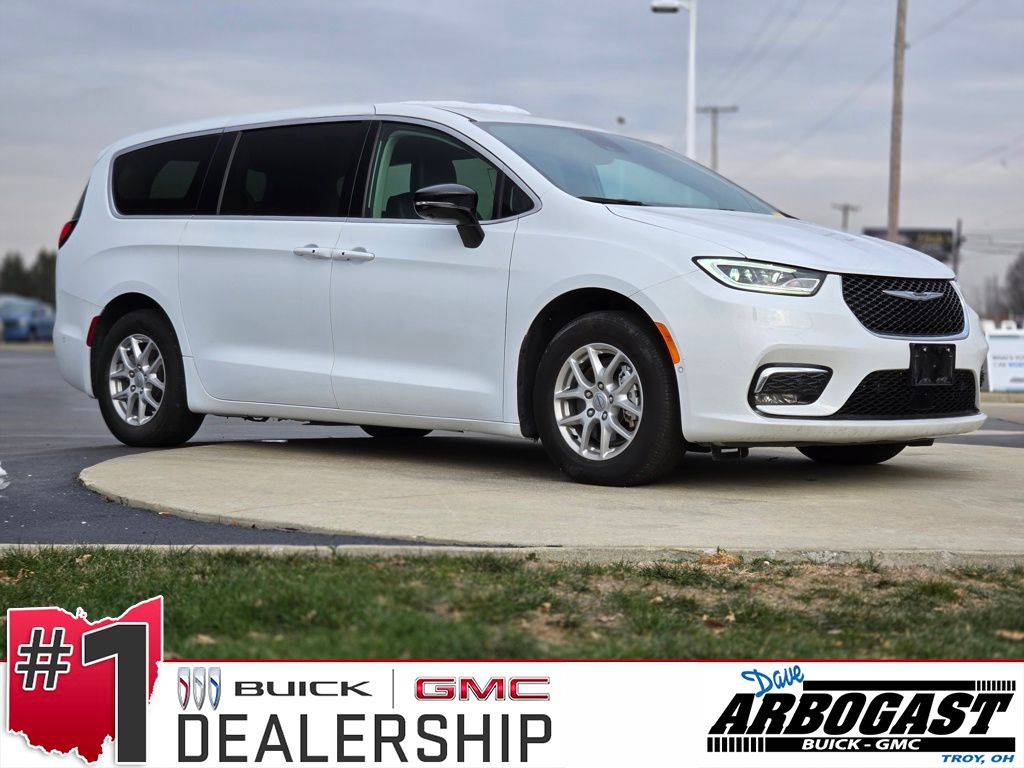 2024 Chrysler Pacifica Touring L's photo