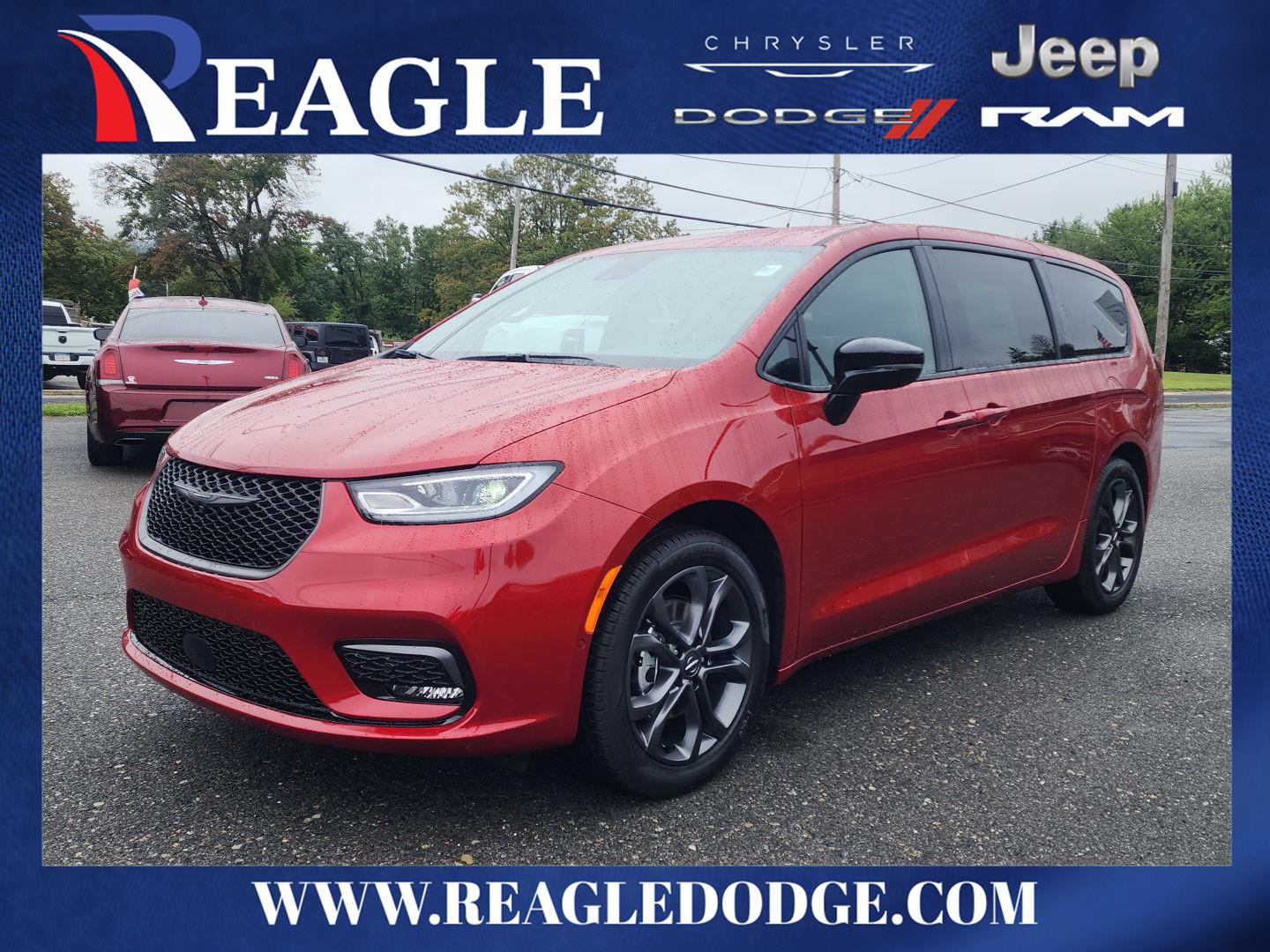 2026 Chrysler Pacifica Select's photo