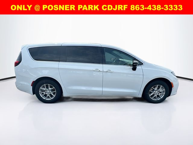 2025 Chrysler Pacifica photo 4