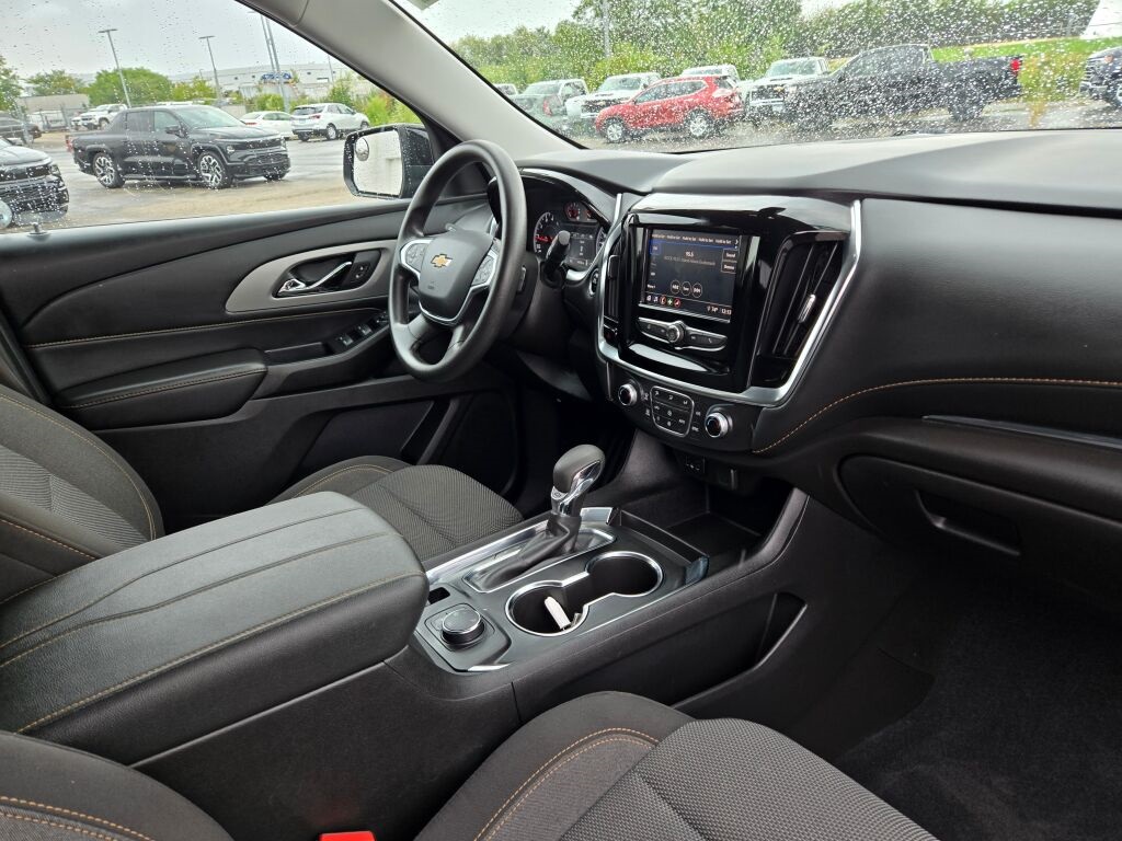2021 Chevrolet Traverse LS photo 3