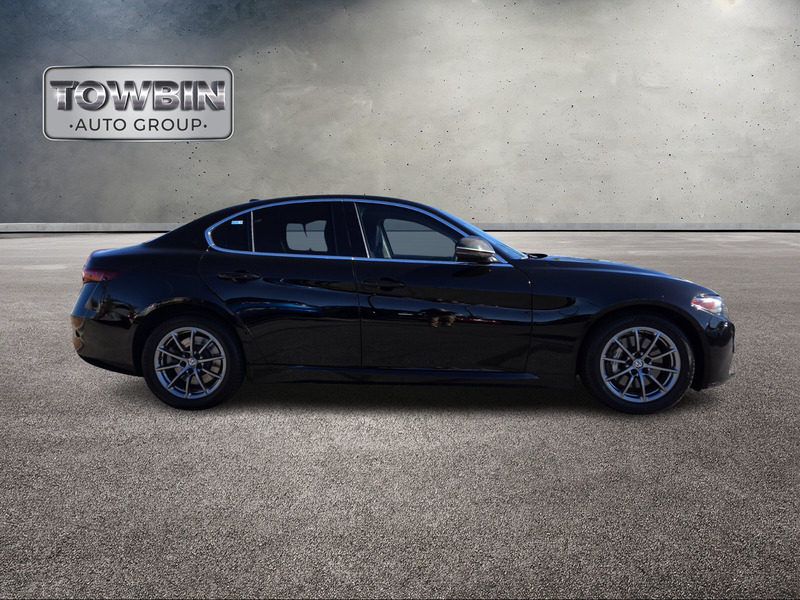 2018 Alfa Romeo Giulia Base photo 3