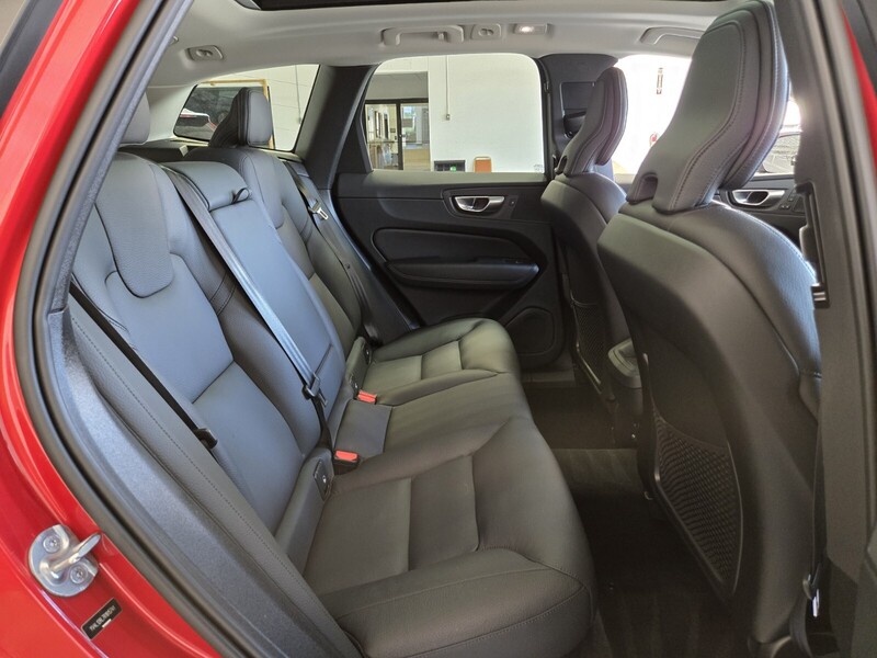 2024 Volvo XC60 B5 Plus photo 18