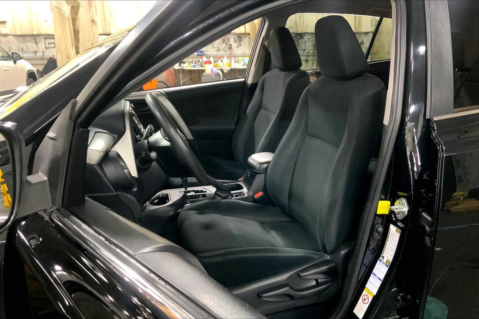 2017 Toyota RAV4 LE photo 6