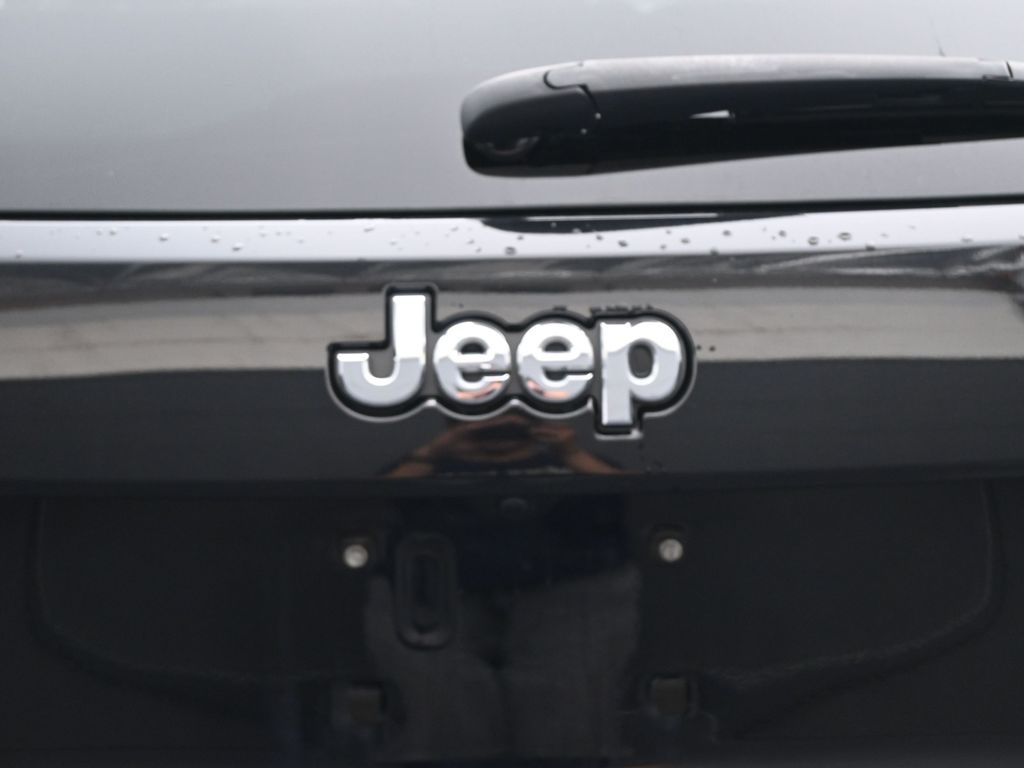 2022 Jeep Cherokee Laredo photo 5