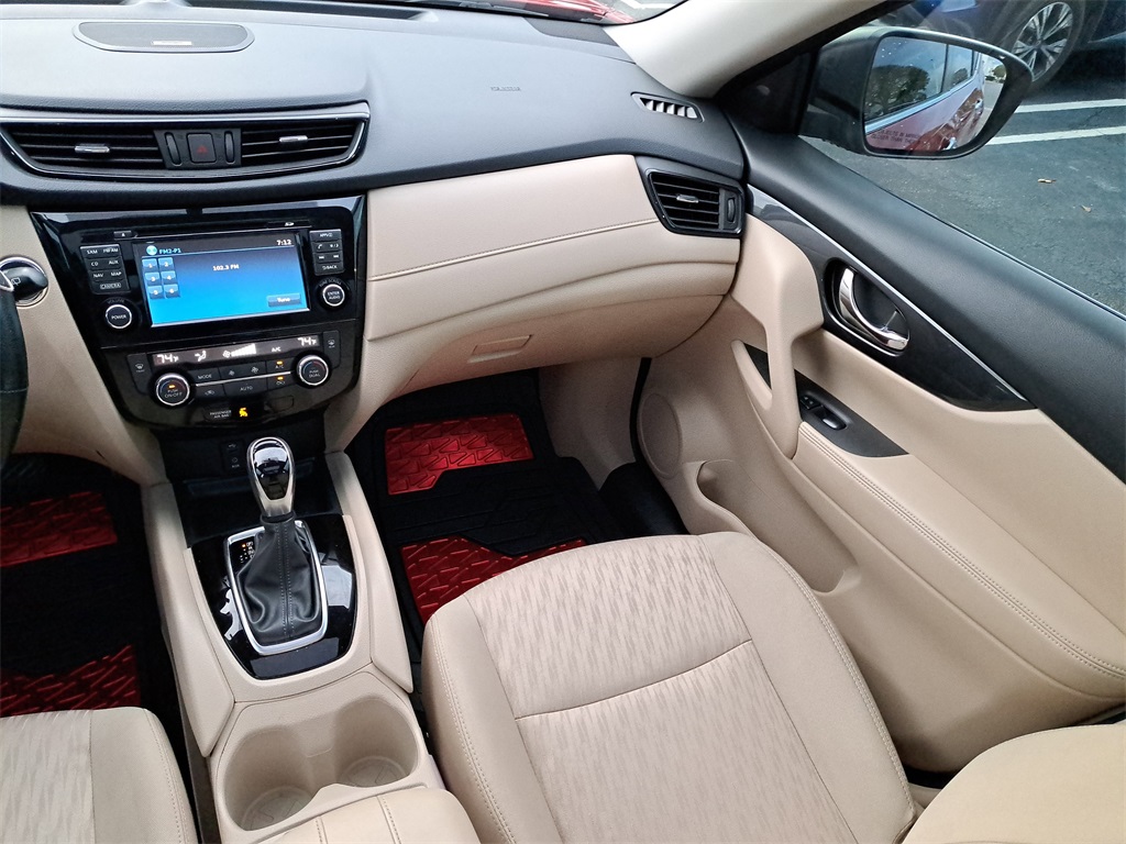 2017 Nissan Rogue SV photo 16