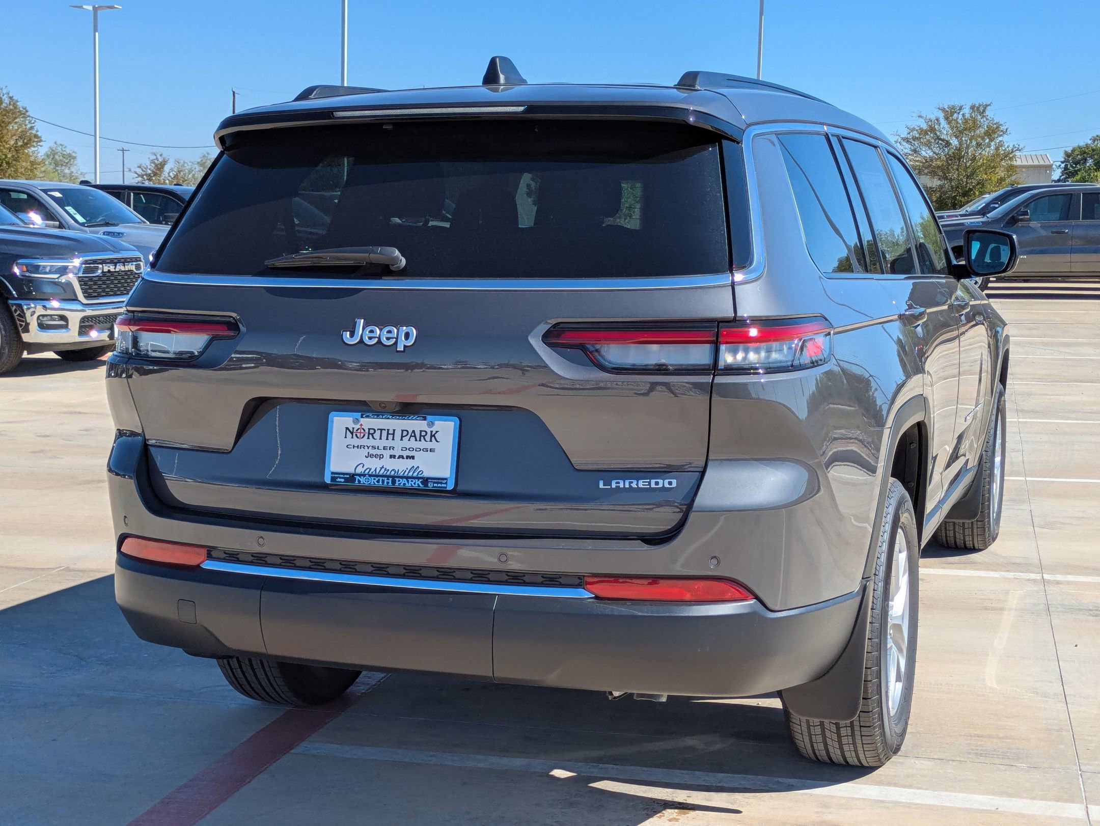 2025 Jeep Grand Cherokee Laredo photo 2