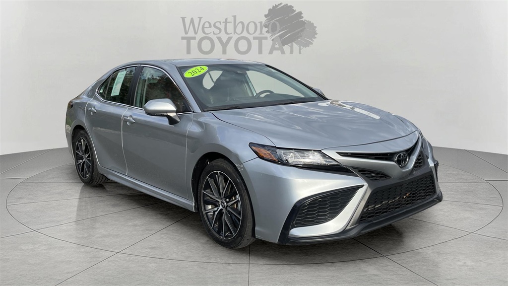 2024 Toyota Camry SE's photo