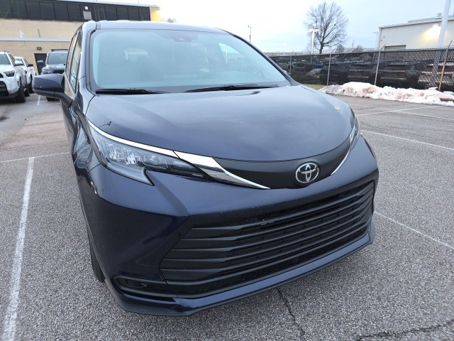 2026 Toyota Sienna LE's photo