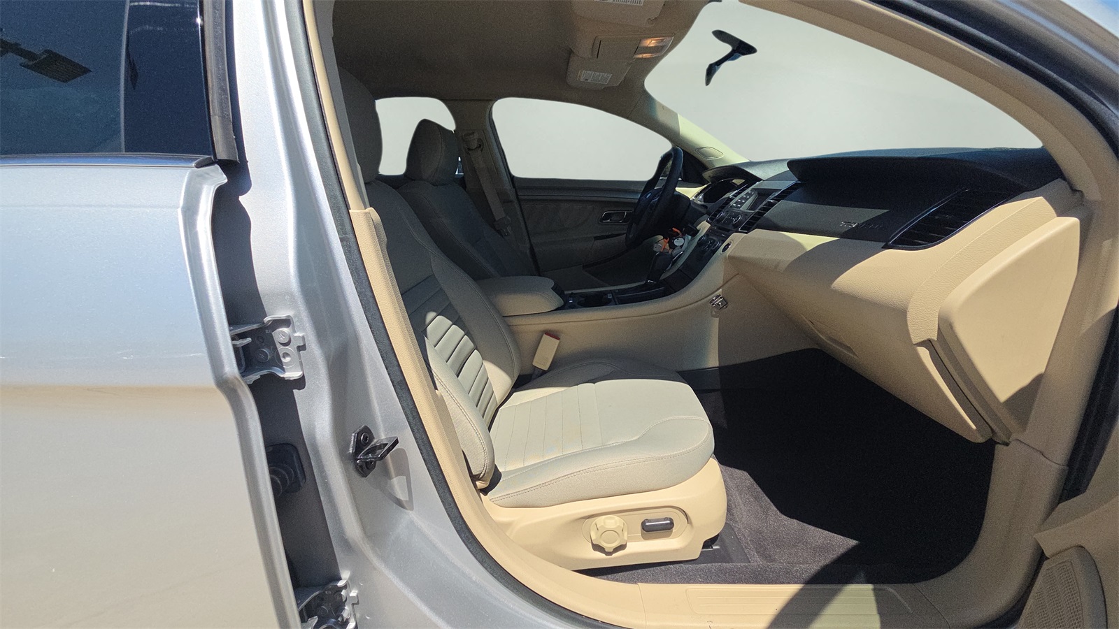 2018 Ford Taurus SE photo 11