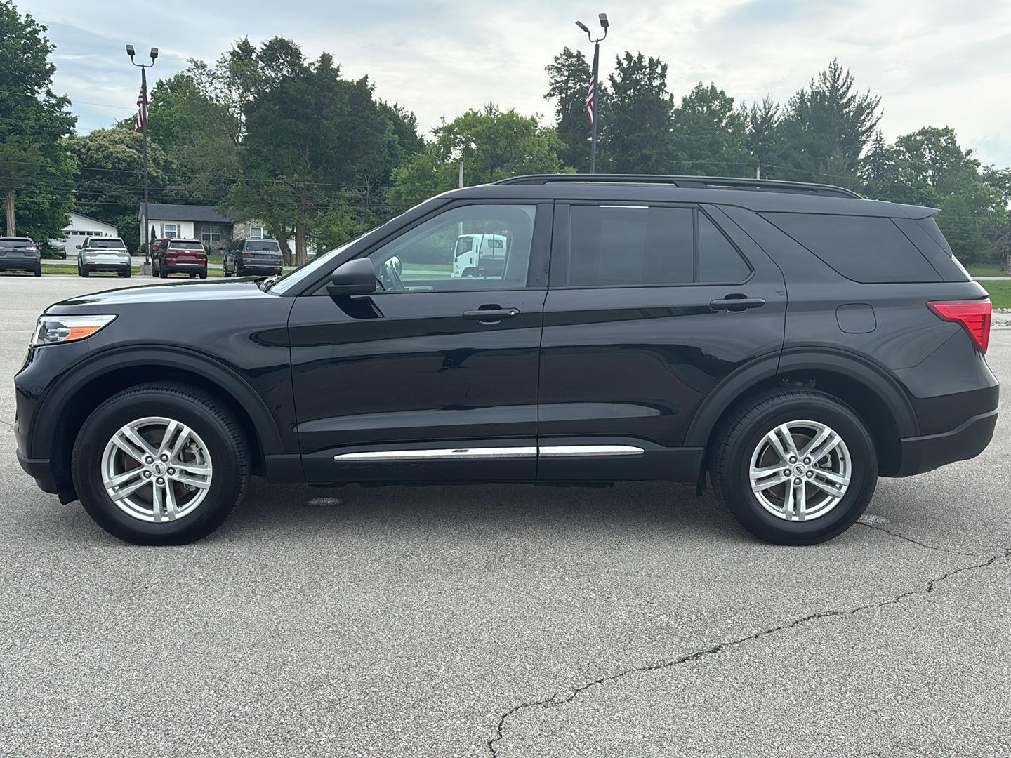 2023 Ford Explorer XLT photo 3
