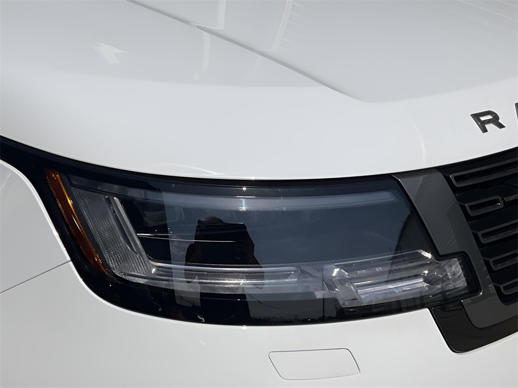 2025 Land Rover Range Rover SE photo 11
