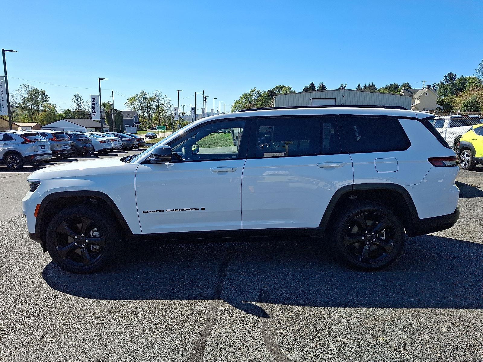 2023 Jeep Grand Cherokee Altitude photo 4