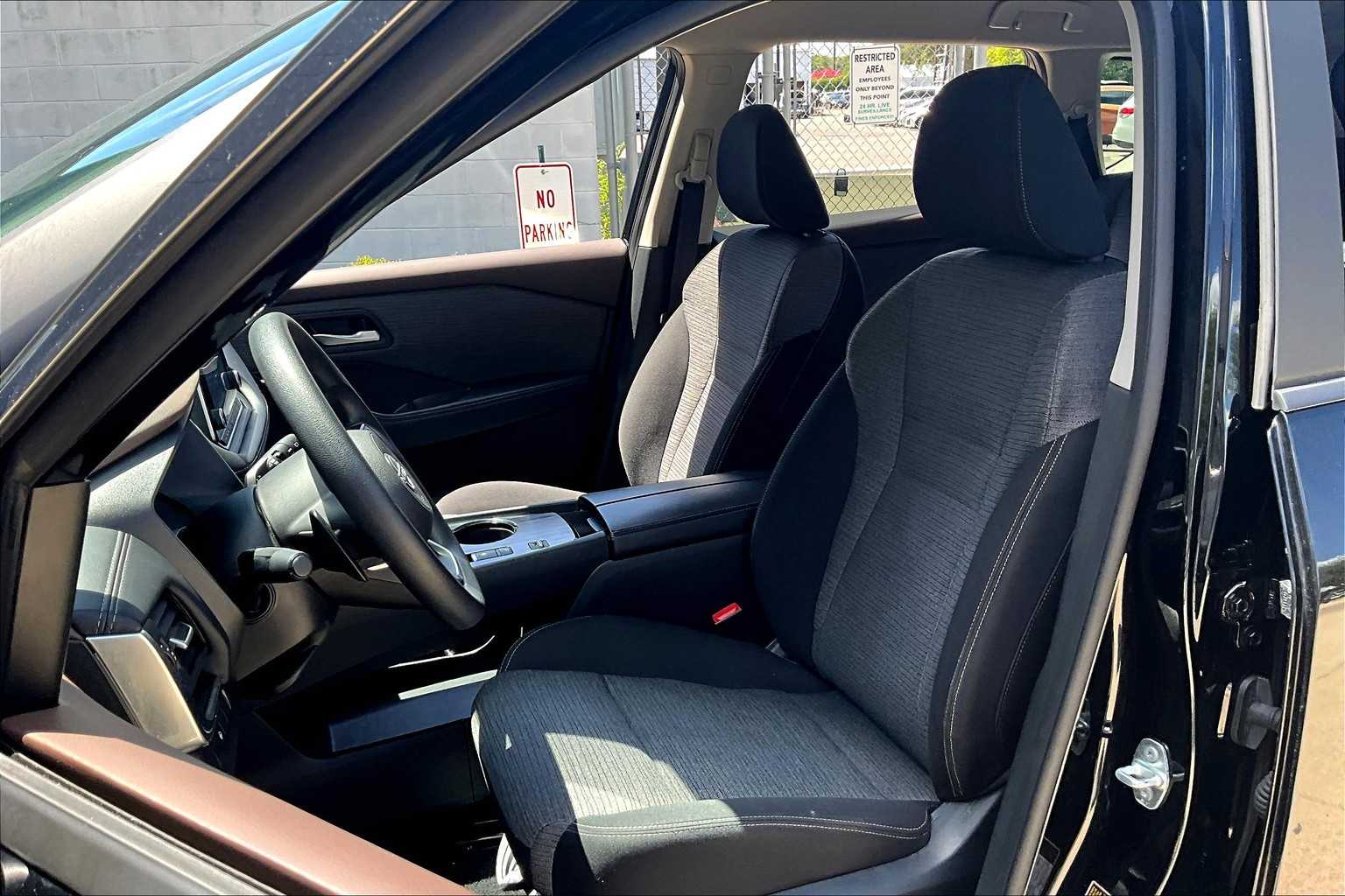2023 Nissan Rogue SV photo 7