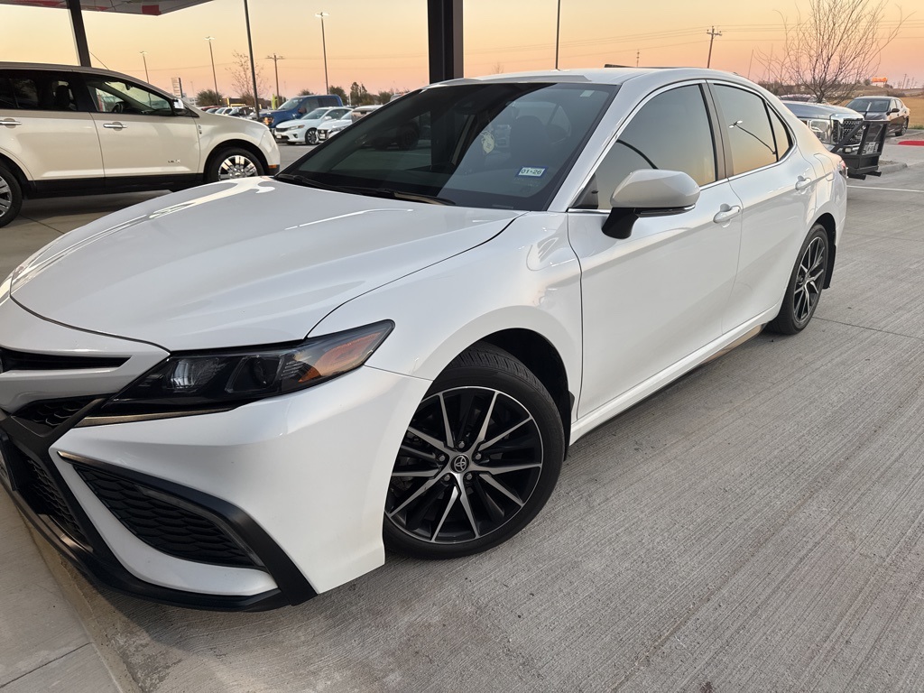 2024 Toyota Camry SE's photo