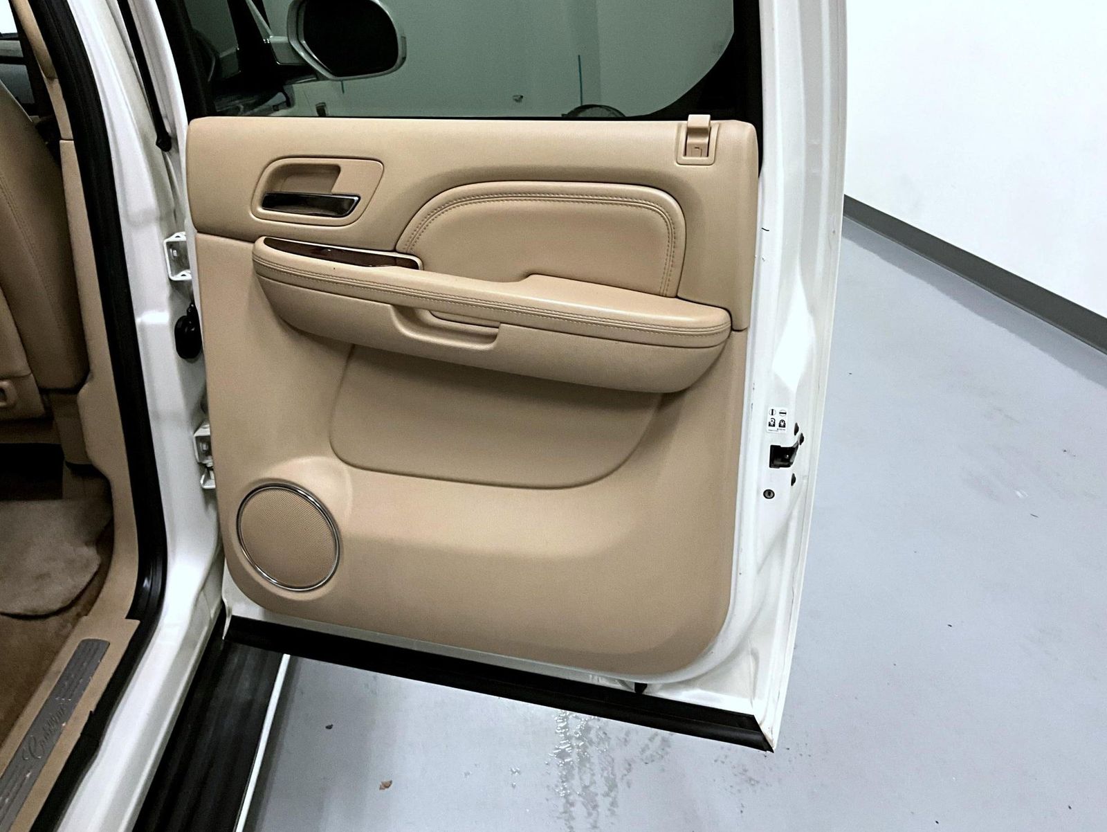 2011 Cadillac Escalade ESV Luxury photo 17