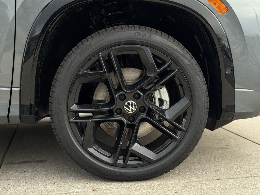 2026 Volkswagen Tiguan SE R-Line Black photo 4