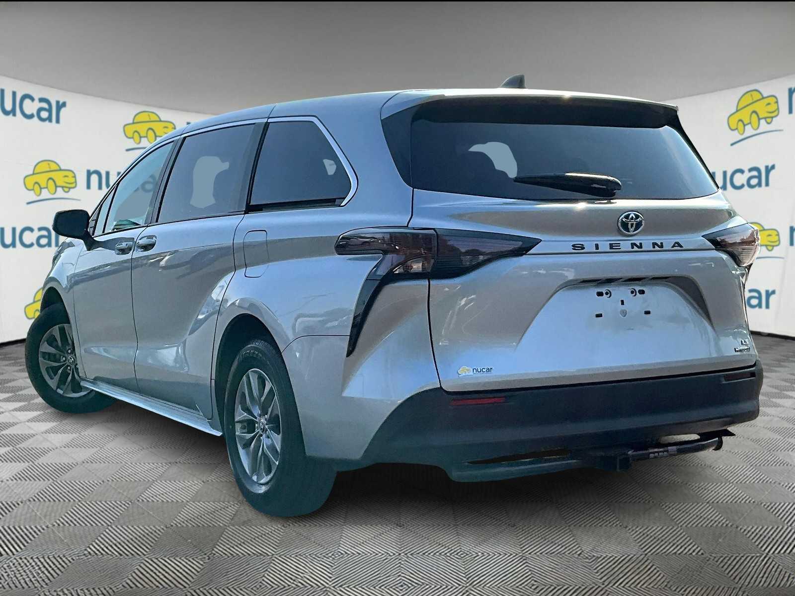 2023 Toyota Sienna LE photo 4